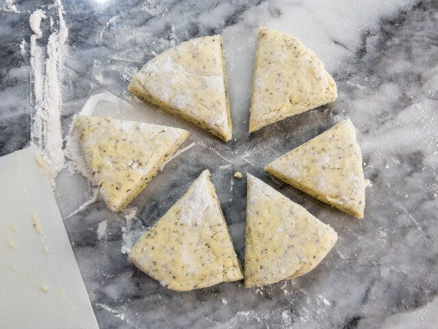 スケッパー（または包丁）で6等分にカットします。