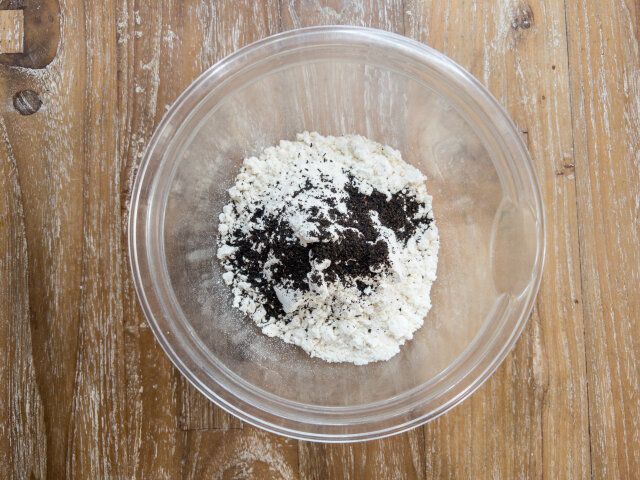 ホットケーキミックス・アールグレイの茶葉・オレンジピールを加えてゴムベラで混ぜ合わせ、ひとまとめにします。