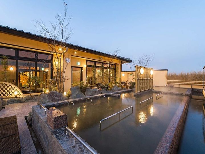 千葉県には、人気の銭湯やサウナも数多く存在します。今回は、中でも特にユーザーから高い評価を数多く獲得した「成田空港温泉 空の湯」を詳しく紹介します。（サムネイル画像：「成田空港温泉 空の湯」公式Webサイトより）