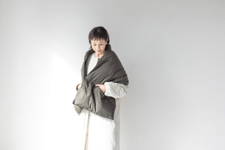 マフラー¥14,300、コート¥44,000 ／ともにナンガ、イヤリング¥8,100／アビステ