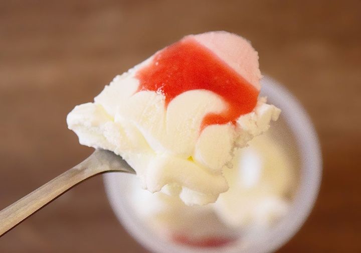 下層まで一気にすくうと、いちご果肉ソースといちごアイスが現れ、ほどよい酸味と果肉の粒々とした食感が楽しめます。