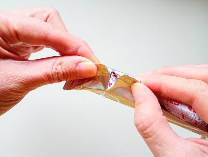 粒ガム、開封したら「1粒だけ」残して！バッグの中で散らばらない裏ワザ、見つけました。