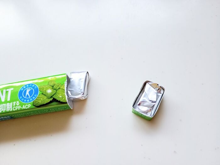 粒ガム、開封したら「1粒だけ」残して！バッグの中で散らばらない裏ワザ、見つけました。