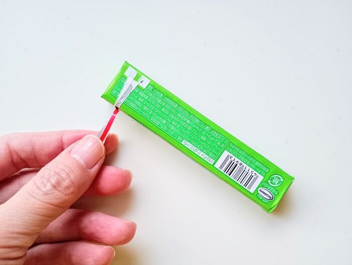 粒ガム、開封したら「1粒だけ」残して！バッグの中で散らばらない裏ワザ、見つけました。