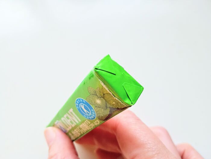 粒ガム、開封したら「1粒だけ」残して！バッグの中で散らばらない裏ワザ、見つけました。