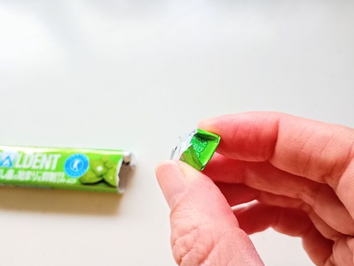 粒ガム、開封したら「1粒だけ」残して！バッグの中で散らばらない裏ワザ、見つけました。