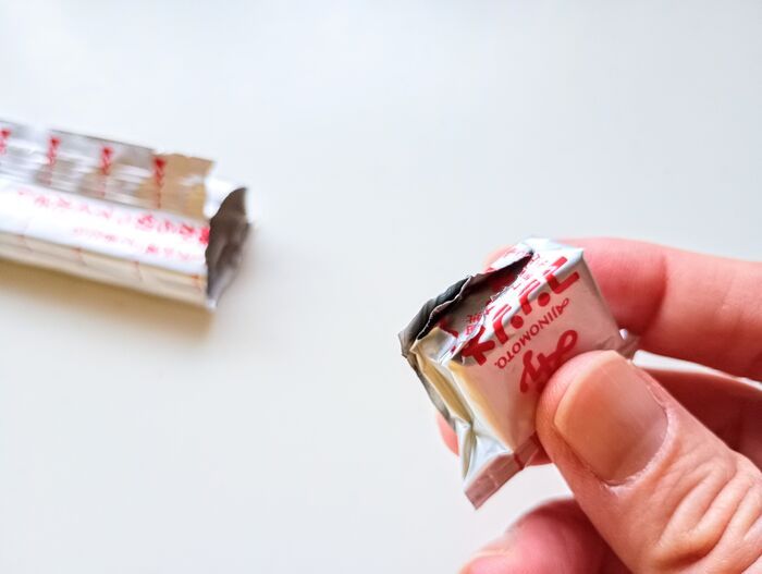 粒ガム、開封したら「1粒だけ」残して！バッグの中で散らばらない裏ワザ、見つけました。