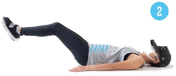 足を下げた時、腰が浮いてしまう場合は腰が浮かないところまででOK！ （C）ちぃ／KADOKAWA