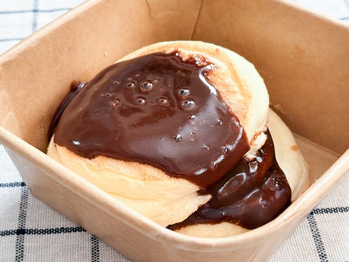 「ローソン」新作スイーツを発売前に試食！ “チョコがとろ～り”温めて食べるパンケーキに驚き＜実物レポ＞ width=