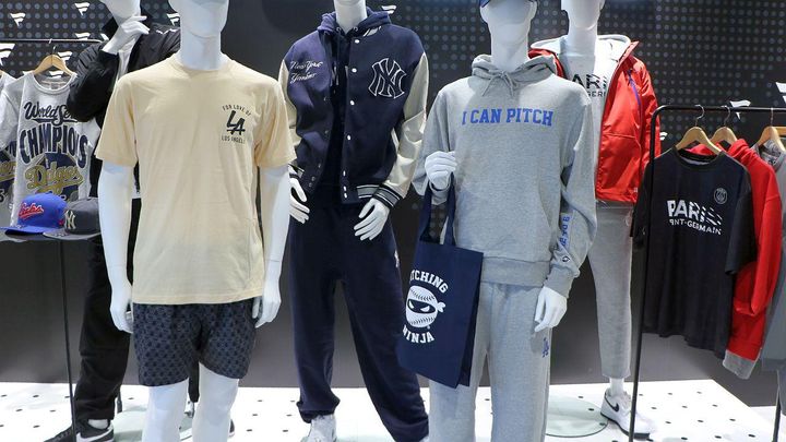 画像: 筆者撮影「STANDARD LOGO VARSITY JACKET」（2万4000円）着用でアメカジ気分！（写真中央） 筆者撮影