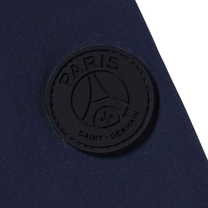 画像: 「PARIS」のロゴはさりげないアクセントに 画像：ファナティクス・ジャパン提供