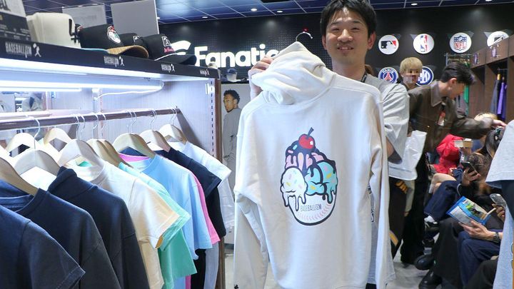 画像: 遊び心あるデザインのフーディ「FROZEN TREATS ICE CREAM SUNDAE HOODIE(VANILLA)」（9000円）バックデザイン 筆者撮影