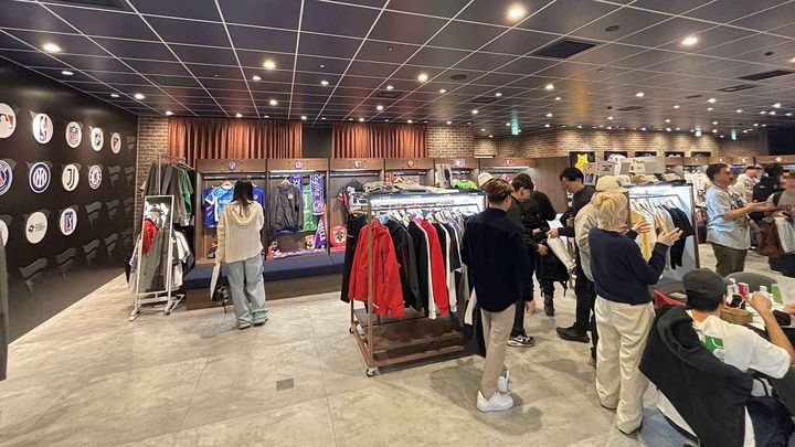 画像: 展示会の様子。PSG（パリ・サンジェルマン）、ピッチングニンジャ、ベースボールイズム、OFF_THE GAMEの2026SS～26 FWコレクションをラインナップ 筆者撮影
