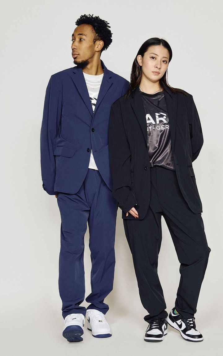 画像: 「STRETCH WOVEN JACKET [GOLD]」（2万4200円）と、「STRETCH WOVENEASYSLACKS [GOLD]」（1万1000円）はセットアップ可 画像：ファナティクス・ジャパン提供