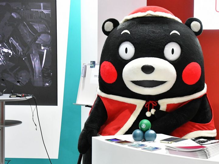 出かかる手をなんとか抑える＝12月17、18日、東京都江東区