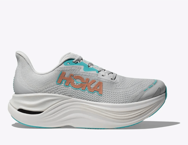 雲の上を歩いてるみたい。《HOKA (ホカ) 》のスニーカーが人気 ！理由は「フワッフワな歩き心地」