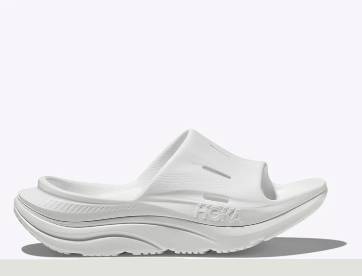 雲の上を歩いてるみたい。《HOKA (ホカ) 》のスニーカーが人気 ！理由は「フワッフワな歩き心地」