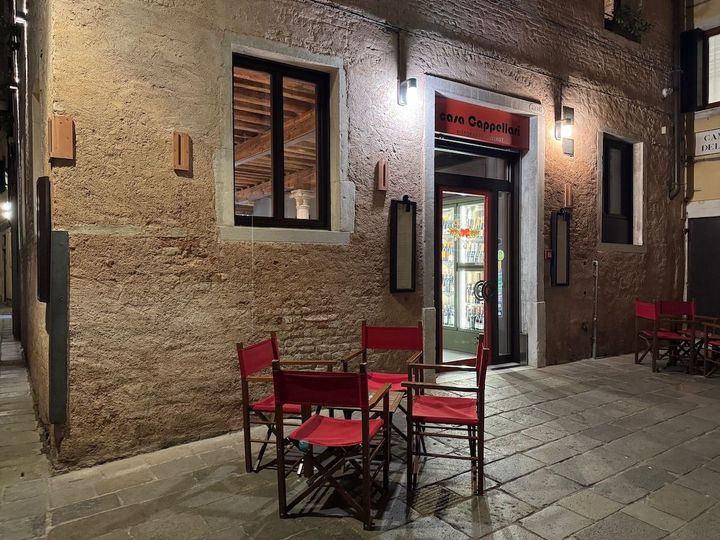 リアルト地区の古い倉庫を改装して2019年にオープンしたリストランテ「カーサ・カペラーリ」。