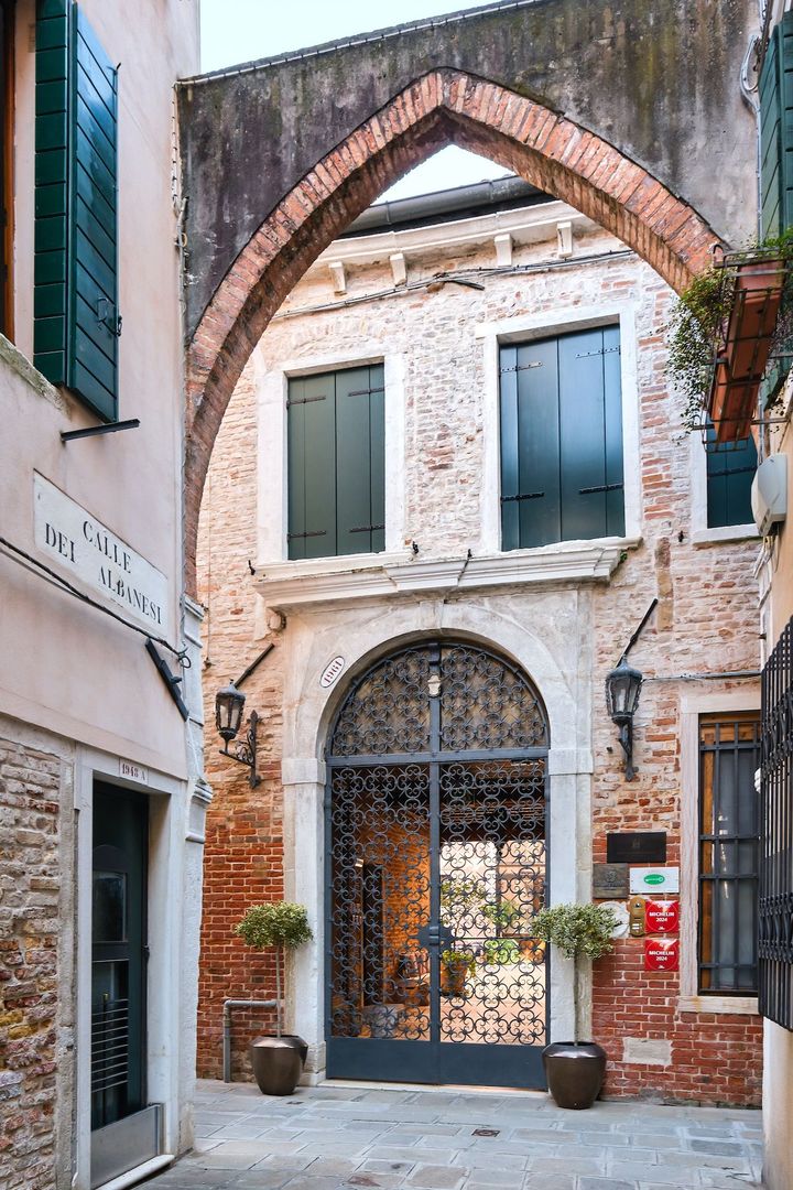 迷路のように入り組んだ細い路地に面して「パラッツォ ヴェーナルト」のゲートがある。