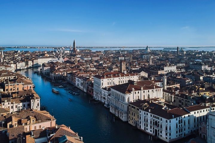 市内をS字型に蛇行しながら流れるカナル・グランデ。支流の小運河は150本にも上る。