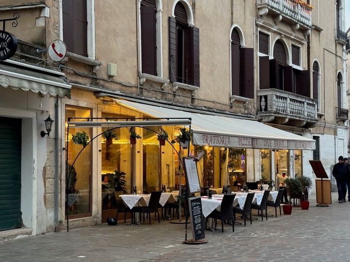 路上にテーブルを出してテラス席にしているレストランも多い。（リストランテ・ドゥエ・フラテッリ）