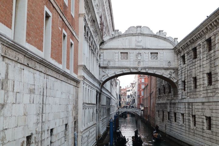 ドゥカーレ宮殿の裏側にある「ため息橋」。橋の下で恋人同士がゴンドラに乗ってキスをすると永遠の愛が約束されるという。