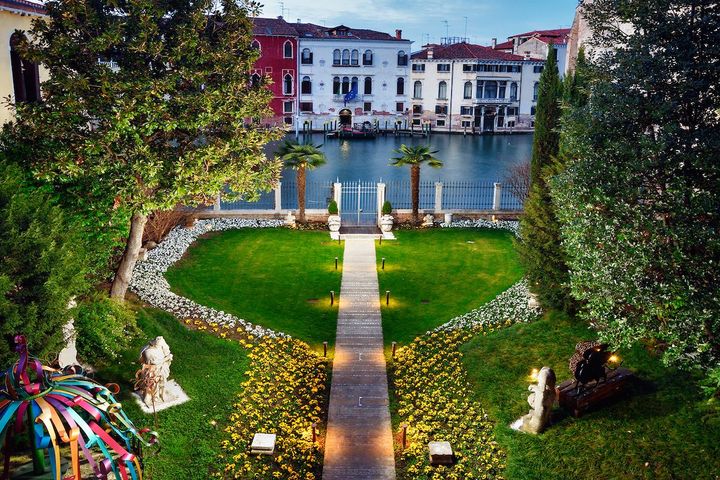 ホテルの裏手にも美しい庭園があり、その庭を通って専用の桟橋から水上タクシーに乗ることができる。