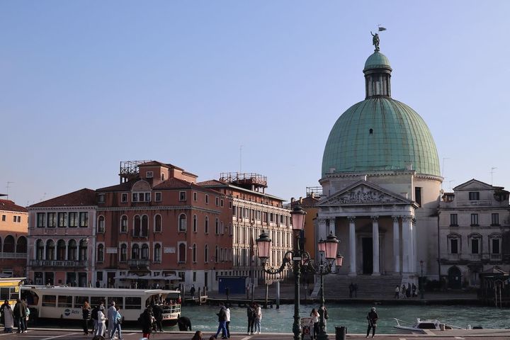 ヴェネツィアの玄関口・ヴェネツィア・サンタルチア駅を出ると、目の前は大運河カナル・グランデ。
