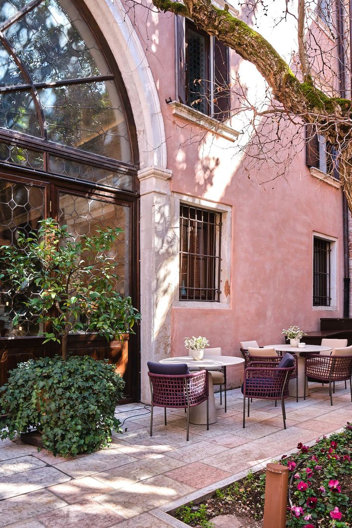 エントランス側と運河側の2カ所に美しく手入れされた庭がある。どこを切り取ってもロマンティック。