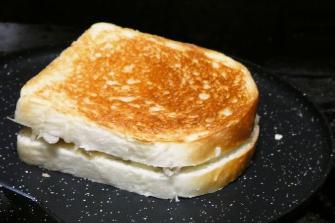 TOASTY and SWEET（トースティーアンドスイート） メルとサンドイッチの調理シーン