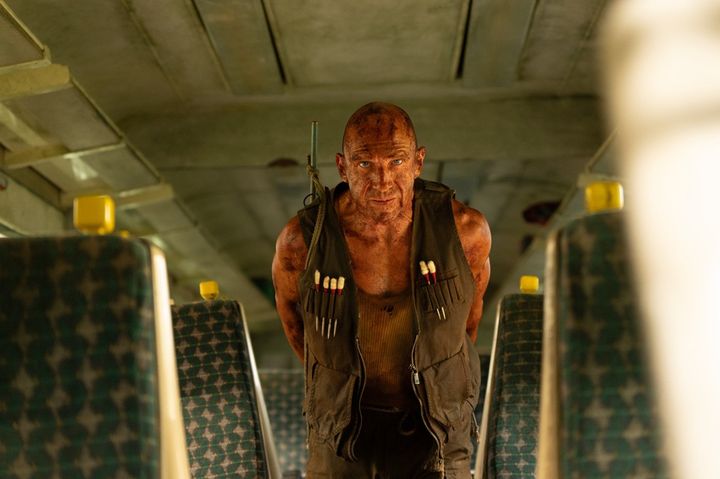 レイフ・ファインズふんする医者ケルソン 映画『28年後... 白骨の神殿』場面写真 width=