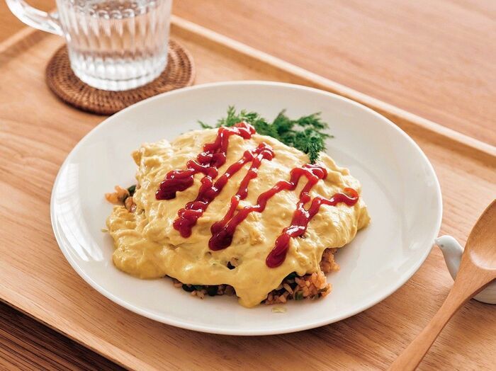 卵不使用のオムライス風レシピ。湯葉に味噌とターメリックを加えて卵風に仕上げた、とろとろ食感のヴィーガンオムライス。ケチャップをかけた見た目も本格的な、卵アレルギー対応レシピ。