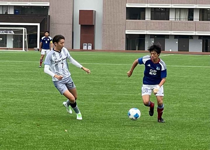 画像: 神奈川県2部リーグで奮闘する日本工学院F・マリノス（右） (C)Qoly