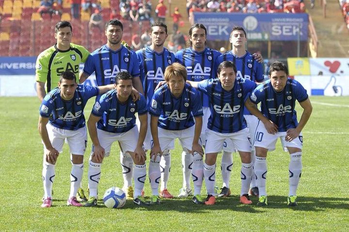 画像: CDウアチパト（チリ1部）時代の内田（前列中央） (C)Qoly