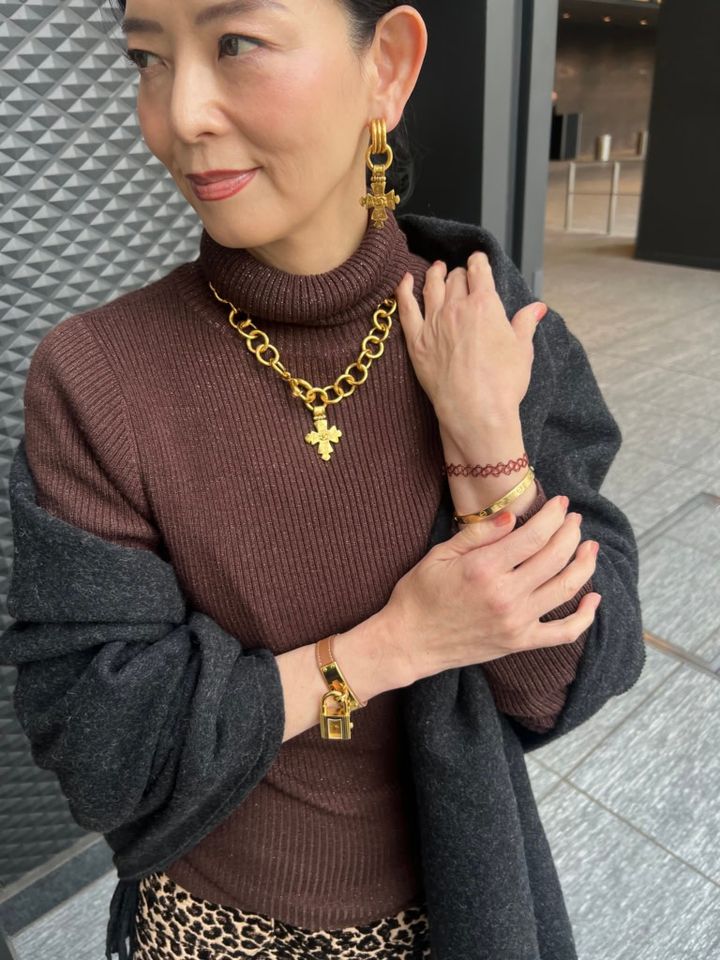 「この日は12月とは思えないくらい暖かかったので、室内や電車の中でも温度調節しやすいストールを羽織るのみ。ブラウン×グレーの組み合わせも気に入っています。イベントに合わせてブラウンに馴染みやすいゴールドのアクセサリーで華やかさをON。シャネルやエルメスのアイテムは主張あるデザインながらも喧嘩せず品よくまとまりやすいんです」