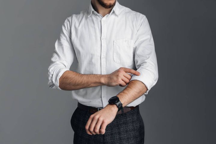 腕まくりする男性