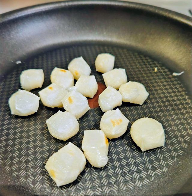 フライパンにのせた切り餅