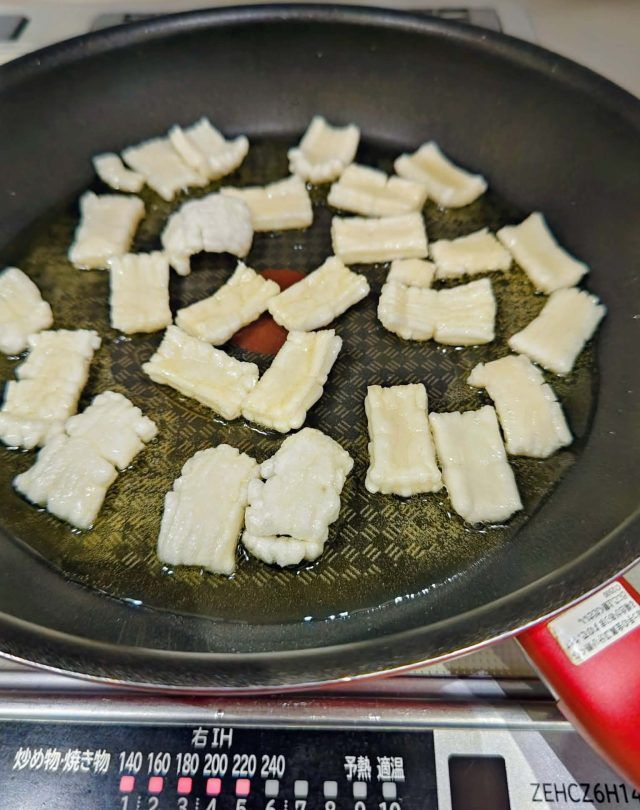 フライパンに並べたお餅