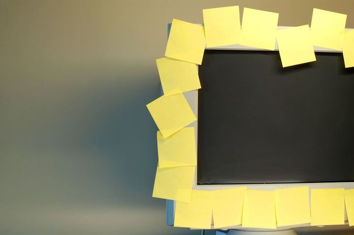 『ライオンキング』のポスターみたいになったモニター