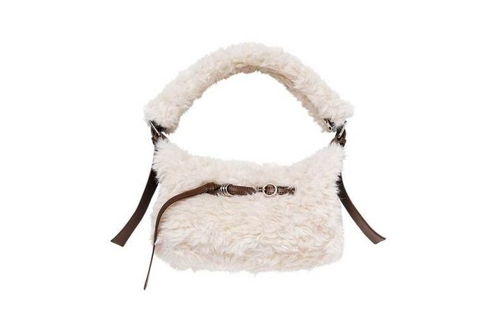 最新「ファーアイテム」17選 バッグ・ハット・小物編 バッグ￥8,690／エモダルミネエスト新宿店