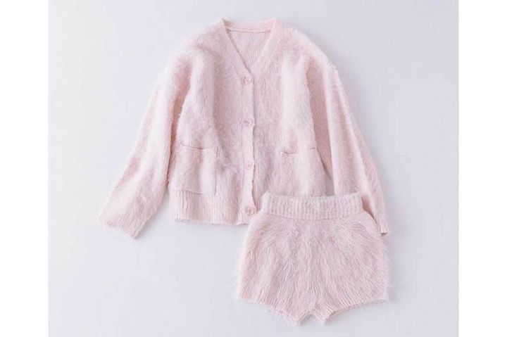 最新「ファーアイテム」17選 ルームウェア編 セットアップ￥19,800／ダーリッチ