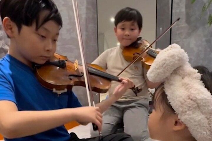 【写真・画像】１億円以上のヴァイオリンを演奏…13歳＆11歳のバイオリニスト兄弟の美人母、息子の習い事費を赤裸々告白「レッスン代と維持費で月…」 1枚目