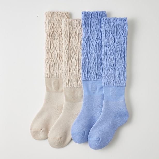 2025年10月に発売された、ケーブルニットデザインの「まるでこたつソックス」(各1980円) 画像提供：岡本株式会社