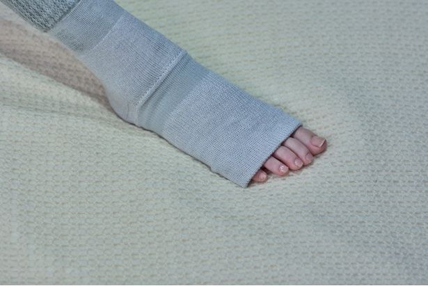 「つま先オープン設計」で熱の発散を促す 画像提供：岡本株式会社