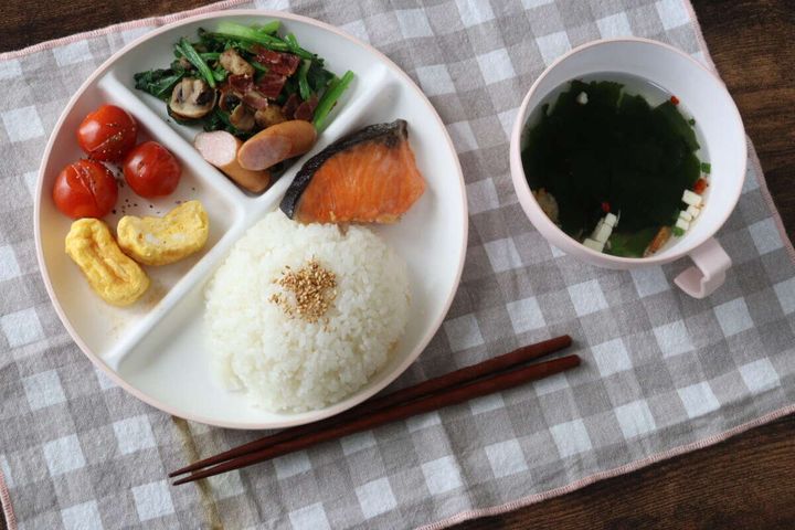 ダイソーの仕切りプレートに盛り付ける