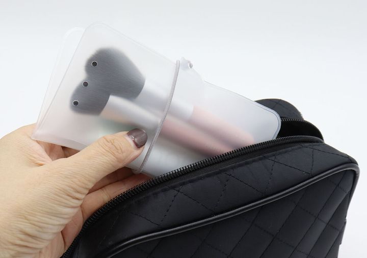 ダイソーのくるっとまとまるフラットポーチ（fun trip）をポーチに入れる