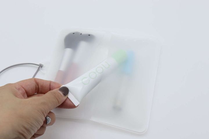 ダイソーのくるっとまとまるフラットポーチ（fun trip）にコスメを収納する