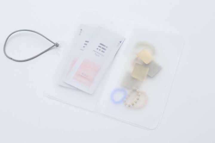 ダイソーのくるっとまとまるフラットポーチ（fun trip）に試供品やアクセサリー類を入れる
