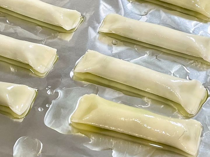 枝豆のワンタン皮巻き スイチリソース添え