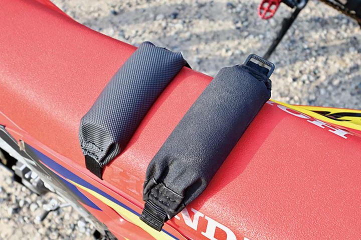 【STW｜ ほっぴーストッパー】JNCCライダー鈴木涼太が考案！位置を変更できる画期的なシートストッパー【編集スタッフが本気で試す！みんなのテスト】